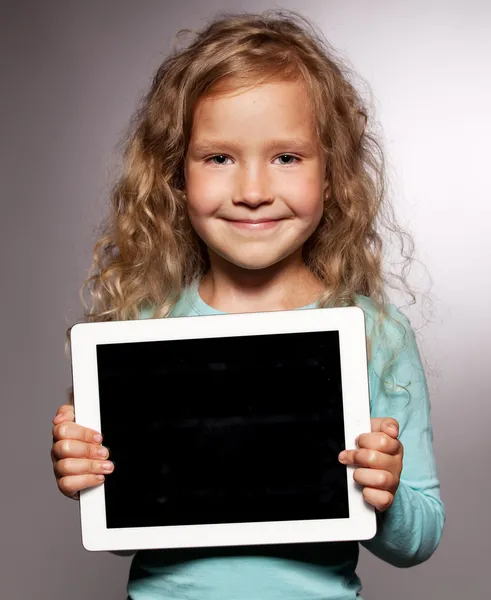 Щаслива дівчина з планшетного комп'ютера — стокове фото