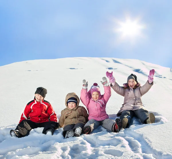 Barn på vintern — Stockfoto