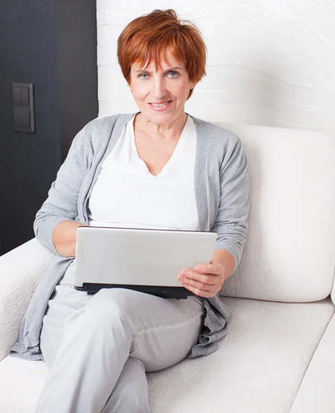 Mulher madura com laptop — Fotografia de Stock