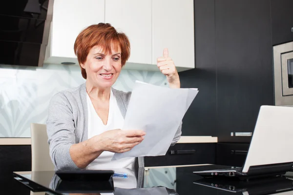 Glückliche Geschäftsfrau — Stockfoto