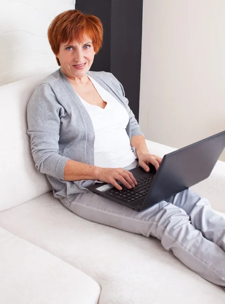 Mulher madura com laptop — Fotografia de Stock