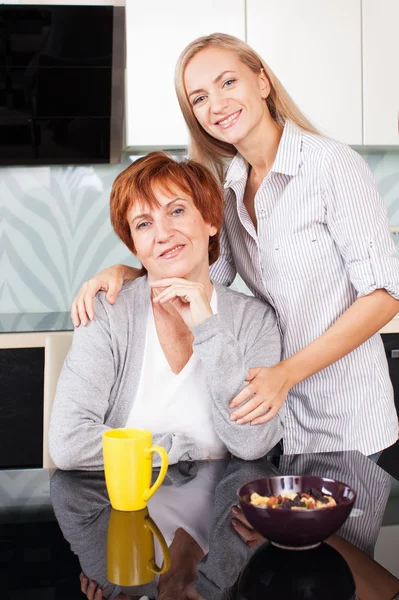 Mujer con hija en la cocina — Foto de Stock