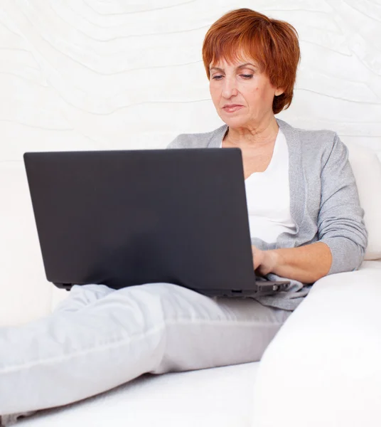 Mature woman with laptop — Stock Photo, Image