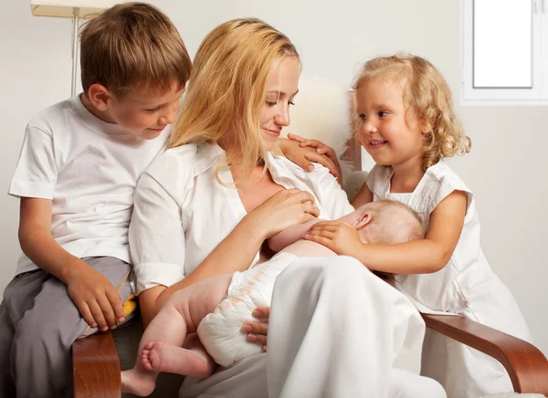 Mother breastfeeding her baby — Stock Photo, Image