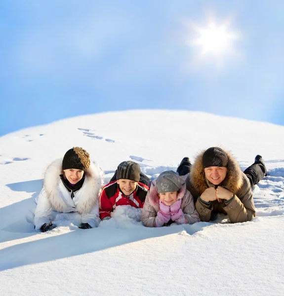 Famille en hiver — Photo