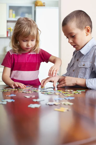 Děti, hrát puzzle — Stock fotografie