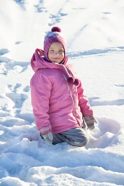 Flicka på vintern — Stockfoto