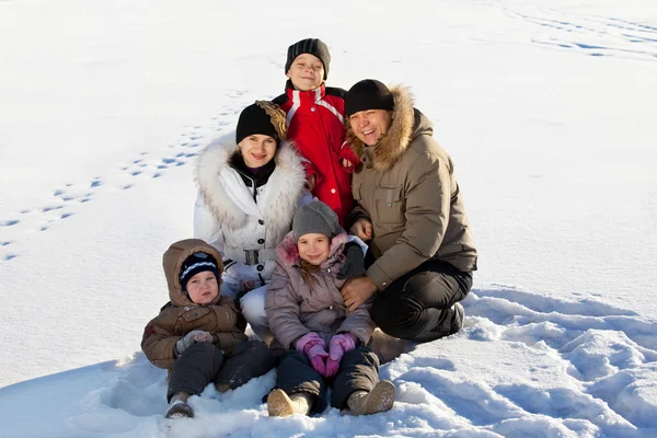 Οικογένεια το χειμώνα — Φωτογραφία Αρχείου