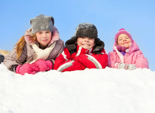Crianças felizes no inverno — Fotografia de Stock