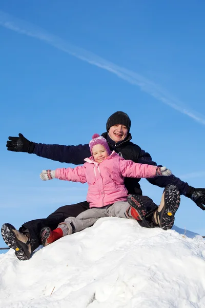 Vader met kind in winter park — Stockfoto