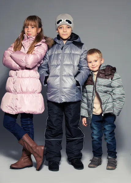 Kinder in Winterkleidung — Stockfoto