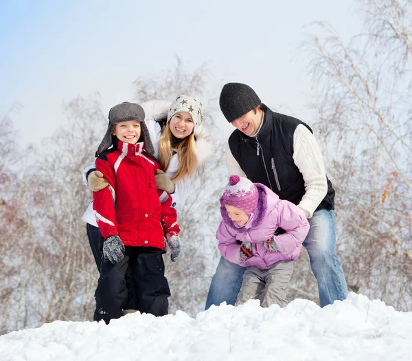 Familia feliz en el parque de invierno — Foto de Stock