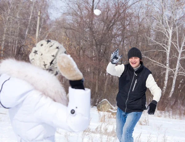 Couple jouant boule de neige — Photo