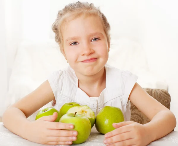 Enfant aux pommes — Photo