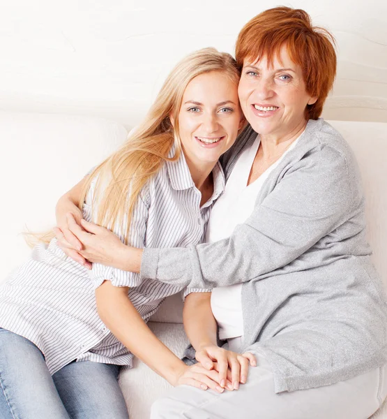 Mãe com filha em casa — Fotografia de Stock