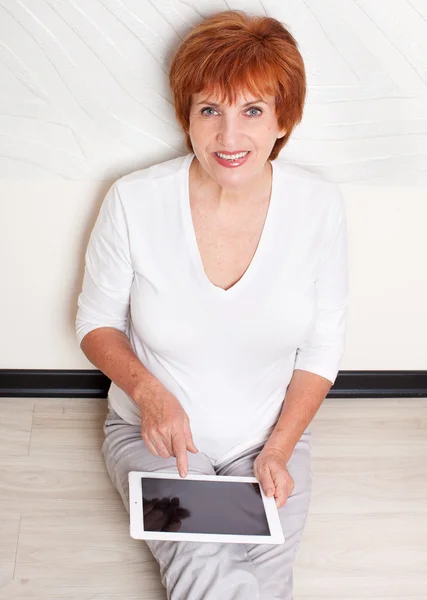 Mitten av kvinna med TabletPC — Stockfoto