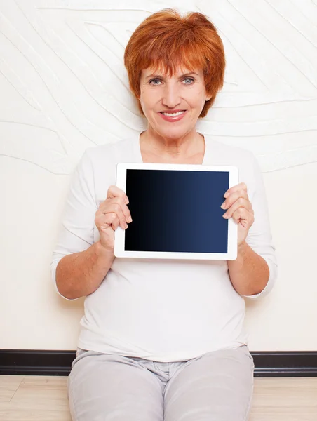 Mulher média com tablet pc — Fotografia de Stock