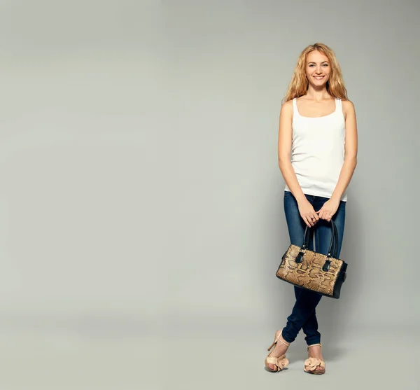 Šťastná žena s kabelka — Stock fotografie