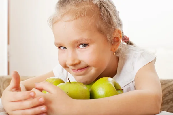 Gyermek almával사과와 아이 — 스톡 사진