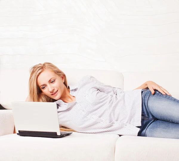 Kvinna i soffan med laptop — Stockfoto