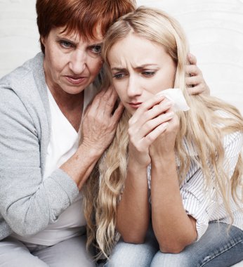 Anne ağlayan kızını sakinleştirir.