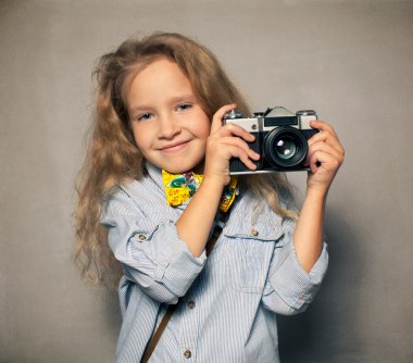 çocuk ile fotoğraf makinesi.