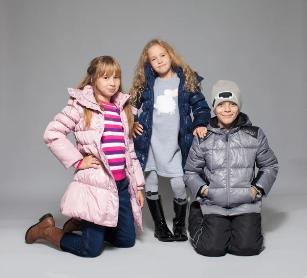 Kinderen in de winterkleren — Stockfoto