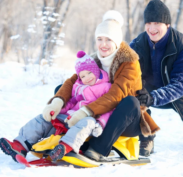 Promenade en famille dans un parc d'hiver — Photo