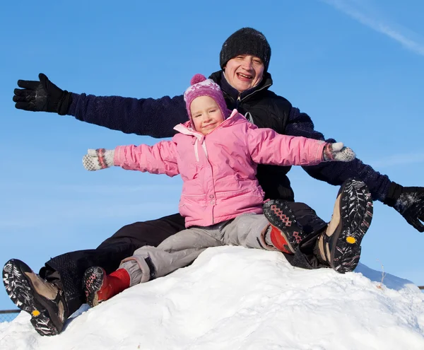 Père avec enfant dans le parc d'hiver — Photo