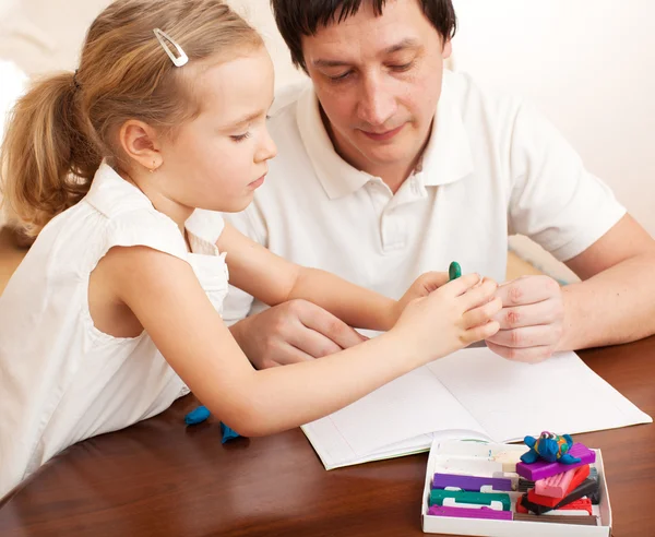 Tjej och pappa gjuten från lera leksaker — Stockfoto