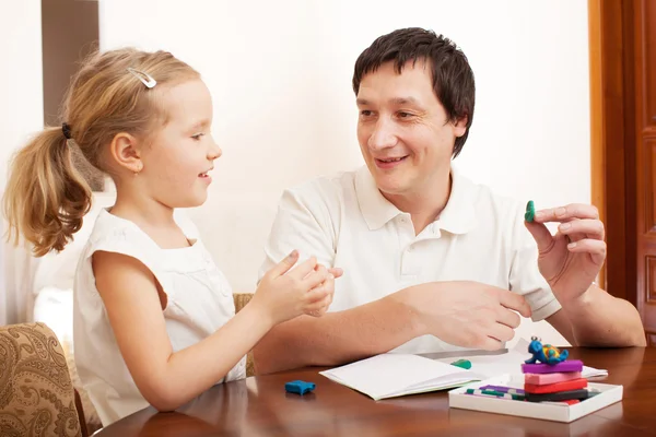 Tjej och pappa gjuten från lera leksaker — Stockfoto