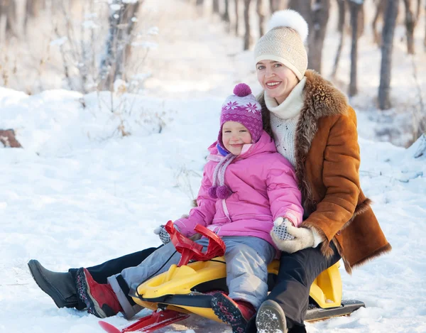 Promenade en famille dans un parc d'hiver — Photo