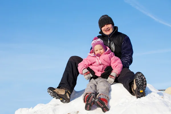 冬季公园的孩子与父亲 — 图库照片