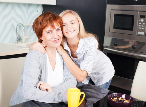 Woman with daughter on kitchen — Stock Photo, Image
