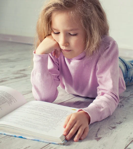 Child reading book — Stock Photo, Image