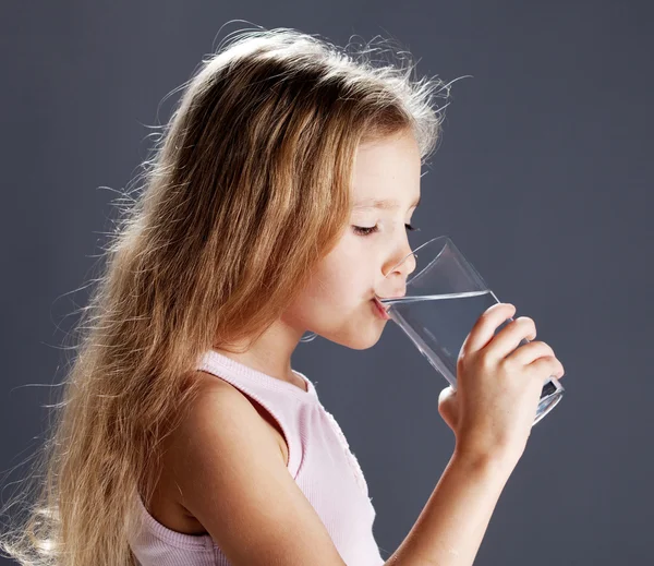 Fille eau potable à partir de verre — Photo