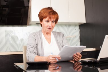 yaşlı kadın onun eski girişler sıralama