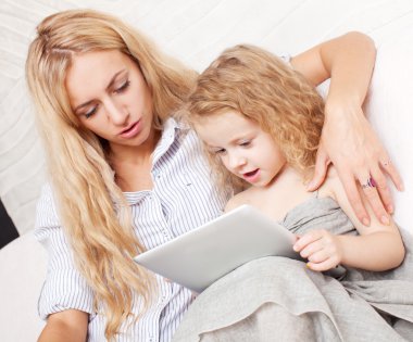 Anne ve kızı kanepe, tablet ile