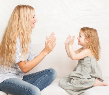 Anne bebekle oynuyor.