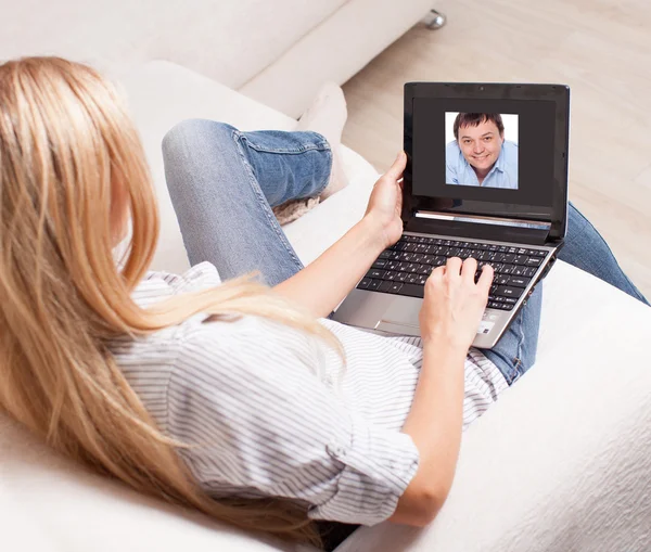 Donna sul divano con laptop — Foto Stock