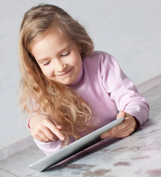 Barn med TabletPC — Stockfoto