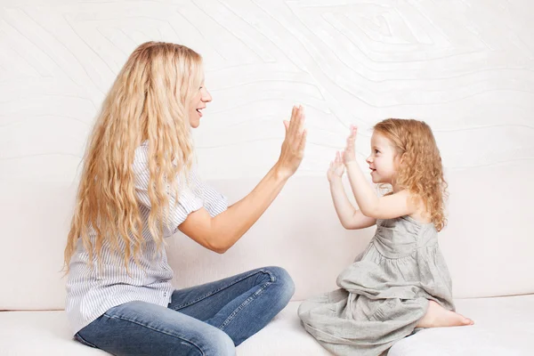 Mãe brincando com bebê — Fotografia de Stock