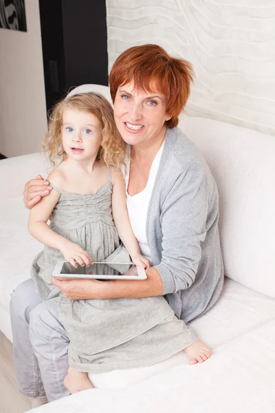 Familie met tablet pc op Bank — Stockfoto