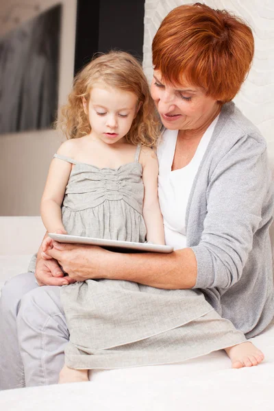 Familj med tablet PC på soffa — Stockfoto