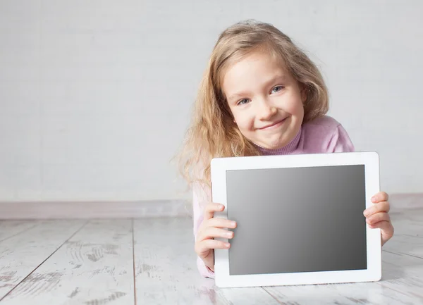 Dziecko z komputera typu tablet — Stockfoto