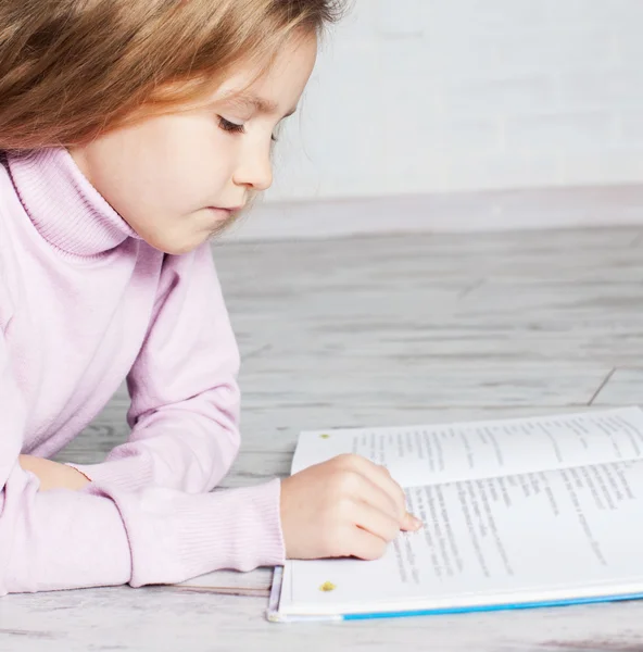 Libro di lettura bambino — Foto Stock