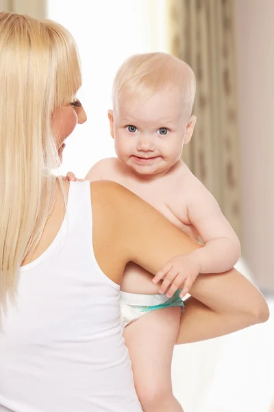 Mãe feliz com bebê em casa — Fotografia de Stock