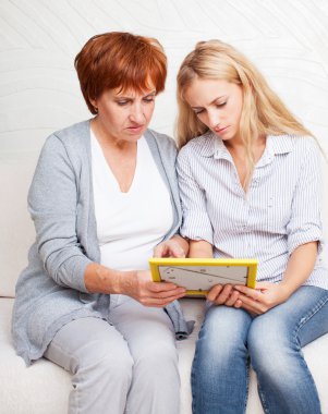 üzgün kadın seyir belgili tanımlık fotoğraf çerçevelemek