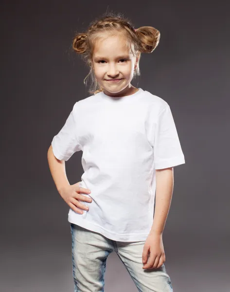 Criança em camiseta branca — Fotografia de Stock