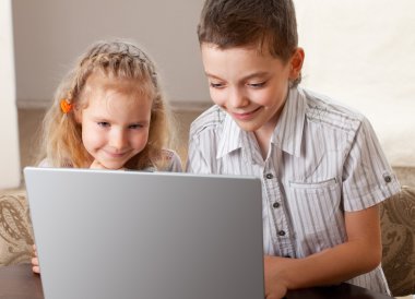 çocuklar dizüstü bilgisayar ile